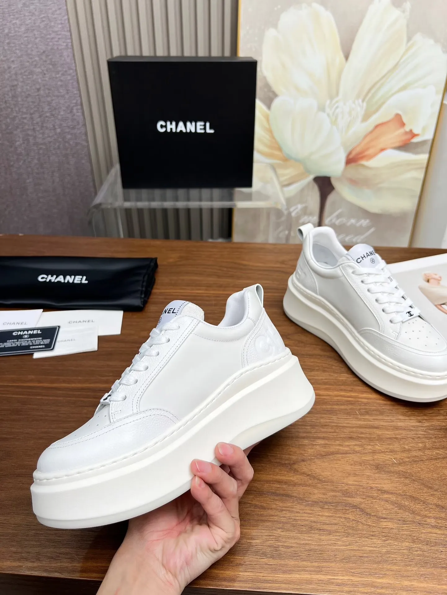 👟👟Ex-factory price 480👟👟 New Chanel panda color white shoes, currently super popular thick-soled shape, very versatile, long and slim legs, super comfortable on the feet, elongating the entire body proportion [strong] Fabric: imported first-layer cowhide🐂 Lining: sheepskin Foot pads: cowhide Code number: 34 to 41 (34 and 41 need to be customized) Packaging: with card, cloth bag Color: black, white, pink